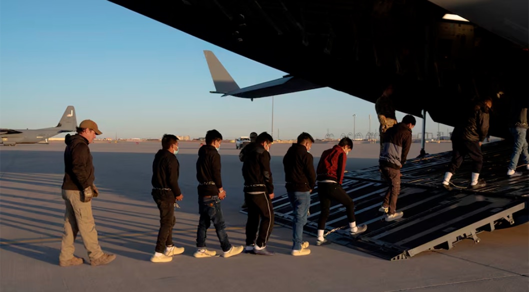 Colombia y México Rechazan Aviones Militares con Deportados de Estados Unidos: Un Conflicto en Ascenso