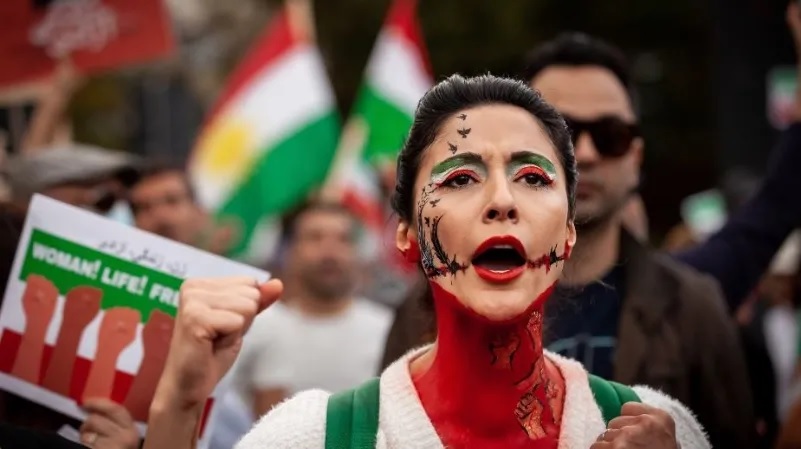 Protestas en Irán: Mujeres, Velos y Mezquitas en Llamas